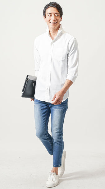 メンズの白シャツとデニムを合わせた夏の細身シャツコーデ