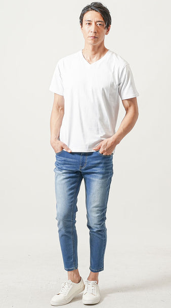 白Tシャツとブルーデニムを組み合わせたメンズコーデ・カジュアルで爽やかな印象に
