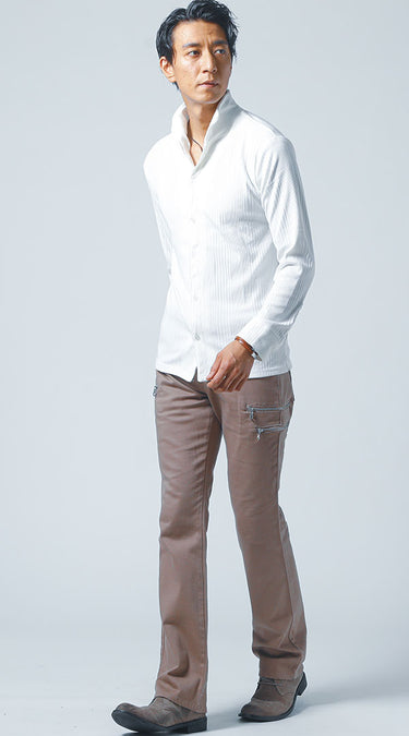 おすすめのベージュブーツカットパンツのメンズコーデ