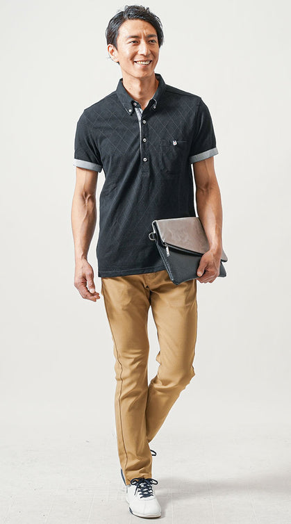 黒の着丈短めポロシャツとベージュパンツのスリムシルエットコーデ