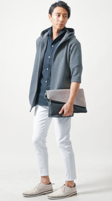 白パンツ×グレー靴のコーディネート