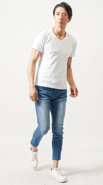 白VネックTシャツとスリムデニムでつくる王道カジュアルコーデ