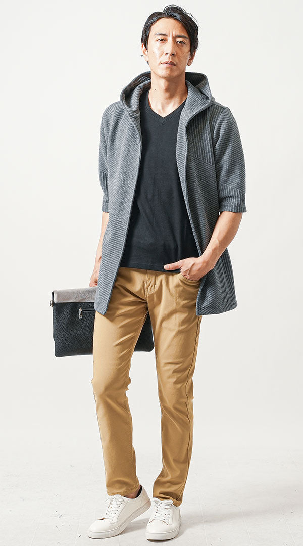 黒Tシャツとベージュテーパードパンツのすっきり見えメンズコーデ