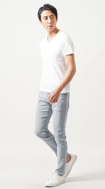 白Tシャツにライトグレーのパンツを合わせた上品で洗練されたメンズコーデ