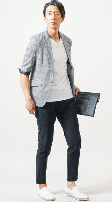 ダサいと言われないテーラードジャケットとメンズVネックTシャツのコーデ画像