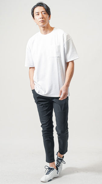 40代メンズの白Tシャツと黒ストレッチパンツのシンプルな夏フェスコーデ