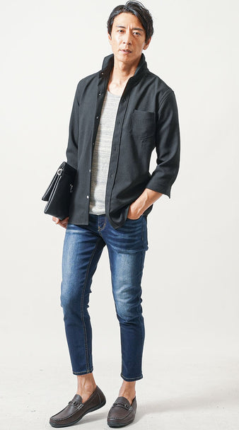 スキニージーンズと黒シャツにビットローファーを合わせた大人カジュアルなコーディネート