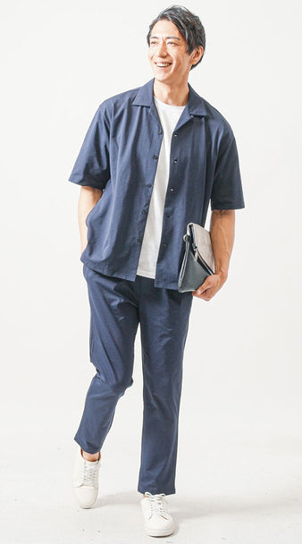 半袖のネイビーセットアップに白Tシャツと白スニーカーを合わせた爽やかな夏のカジュアルコーデ