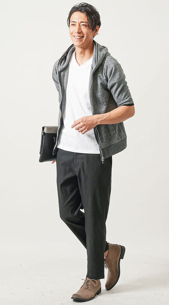 メンズにおすすめの黒パンツとグレーパーカーのカジュアルコーデ