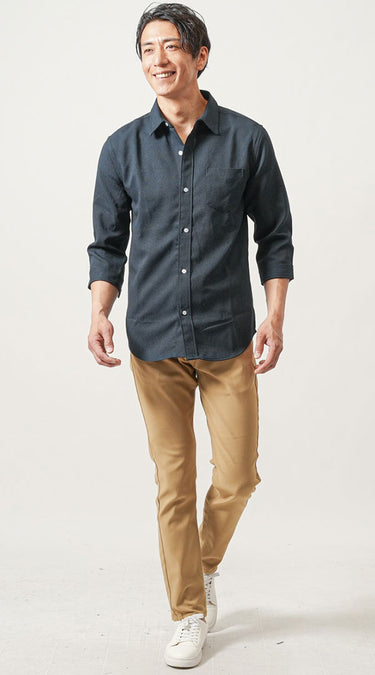 メンズにおすすめのベージュパンツとシャツのコーデ例