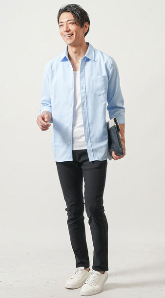 メンズにおすすめのサックスブルーのシャツと黒パンツを合わせた水族館デートコーデ