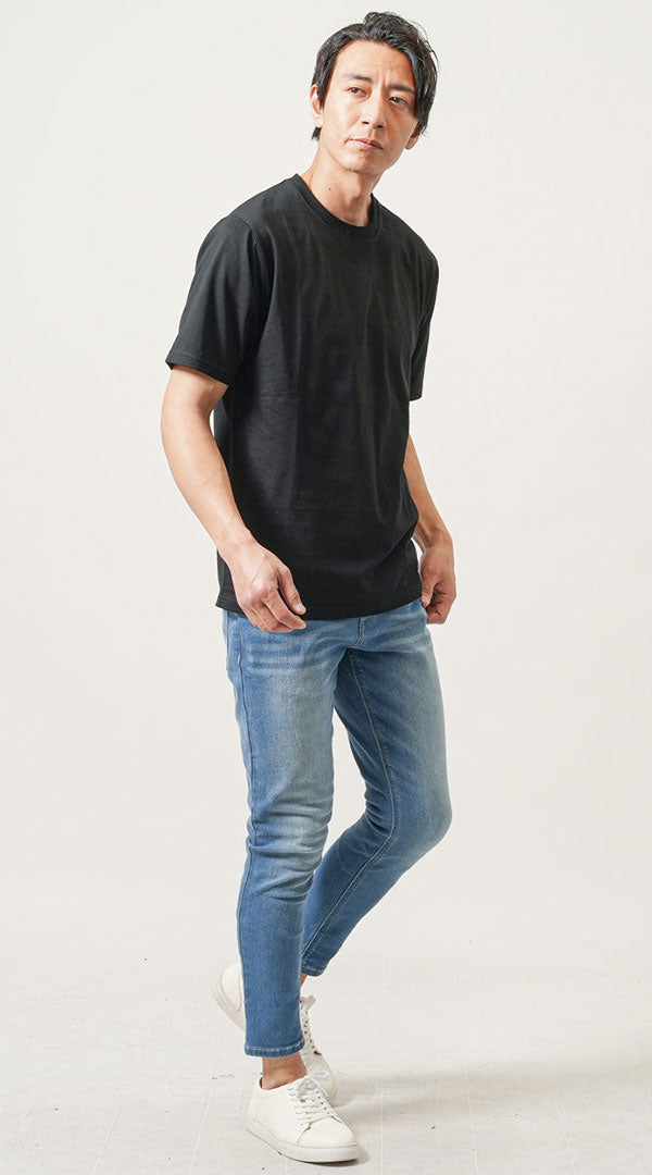黒クルーネックTシャツとライトブルーデニムを合わせた夏の爽やかなメンズカジュアルコーディネート