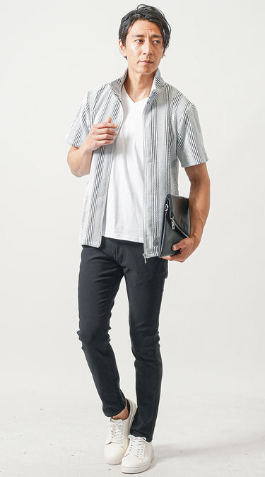 ダサいと言われない黒パンツとメンズVネックTシャツのコーデ画像