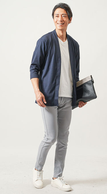 ライトグレーパンツ×カーディガンの春メンズコーデ