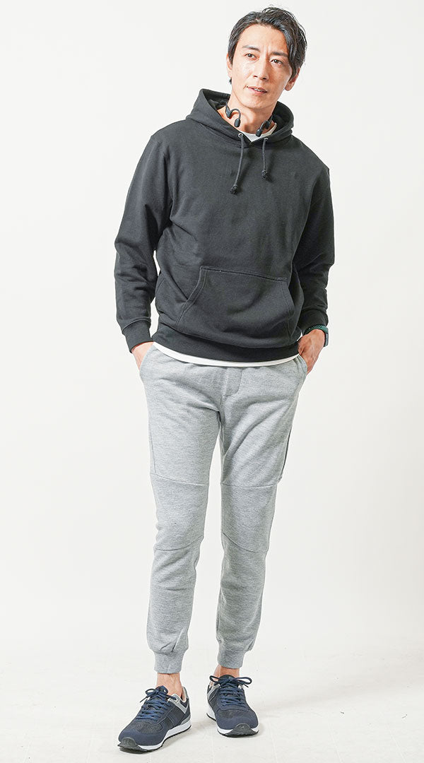 メンズにおすすめのグレージョガーパンツと黒パーカーのスポーツミックスコーディネート
