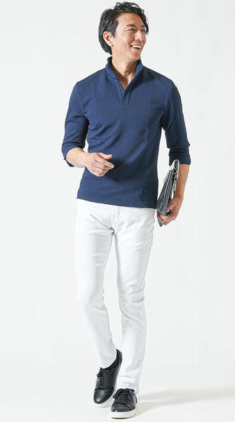 ネイビーのポロシャツと白パンツを合わせた大人カジュアルコーディネート