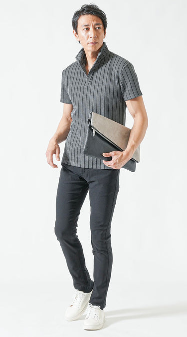 グレーのトップス・グレーのアウターと合わせた黒パンツのメンズコーデ例