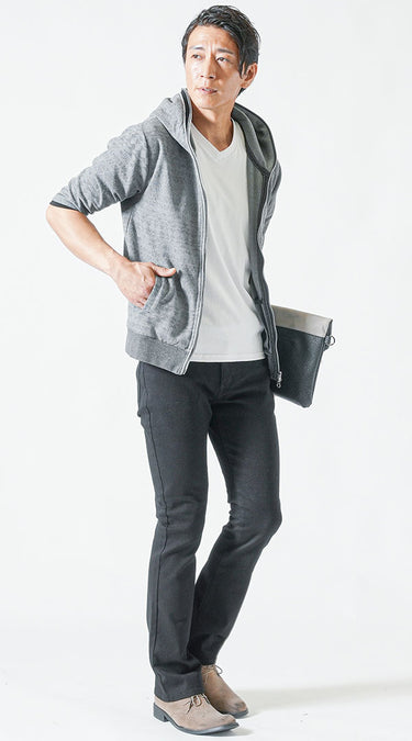 黒のチノパンコーディネート