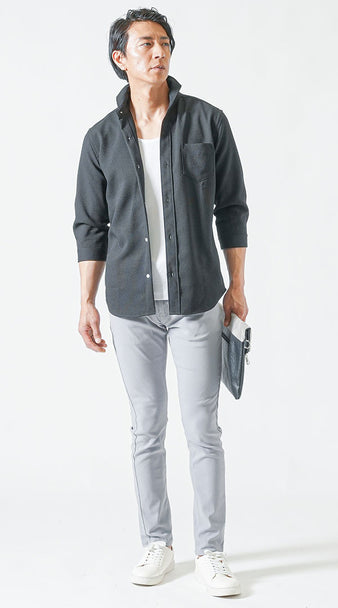 メンズにおすすめの黒シャツ×白Tシャツ×グレーチノの夏の爽やかコーデ