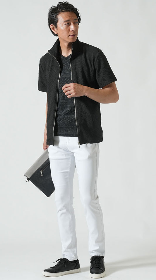 黒ブルゾンジャケット　黒半袖Tシャツ　白テーパードパンツ　黒スニーカー　snp_nu0049