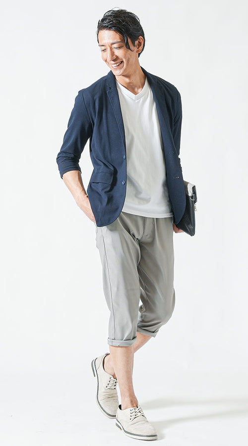 グレークロップドパンツのメンズコーデ