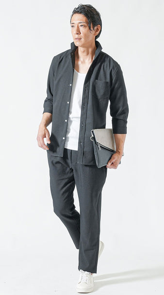 黒シャツとイージーパンツに白タンクトップをインナー使いしたメンズ黒コーデ