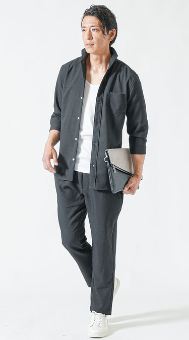 白スニーカーと黒パンツを合わせたメンズコーディネート