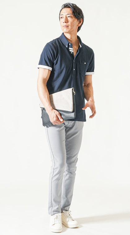 ネイビーポロシャツとグレースリムパンツの軽やかなタックアウトスタイル