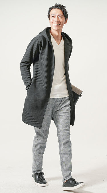 ロングカーディガンとチェック柄パンツのコーディネート画像