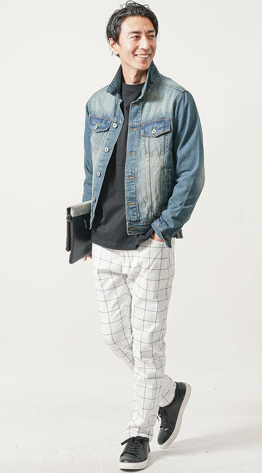 黒スニーカーと白パンツを合わせたメンズコーディネート