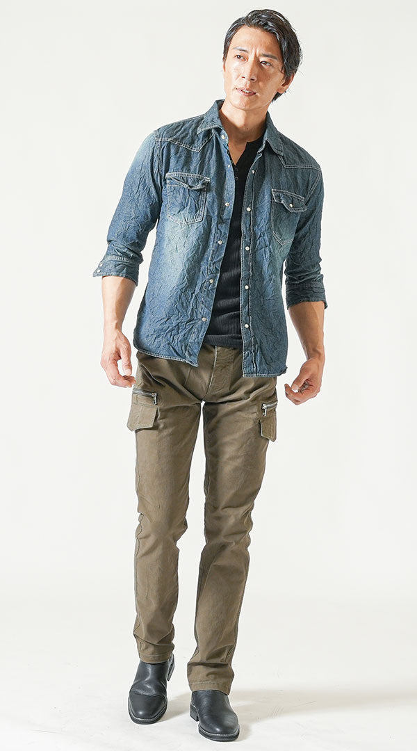 メンズの緑のカーゴパンツに黒ブーツとデニムシャツを合わせた無骨系コーディネート