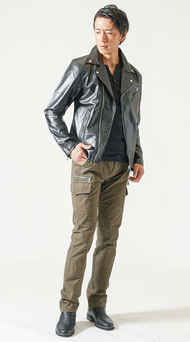 カーキのカーゴパンツのメンズコーデ