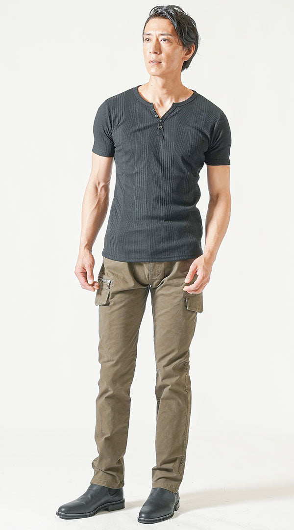 黒Tシャツにカーキの細身カーゴパンツを合わせたミリタリーテイストのキレイめコーデ