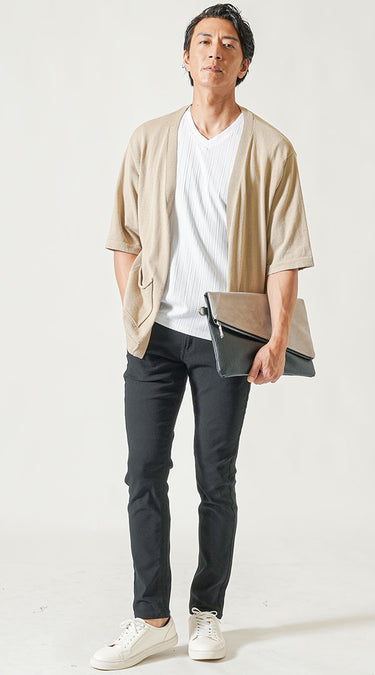 白スニーカーと黒パンツを合わせたメンズコーディネート