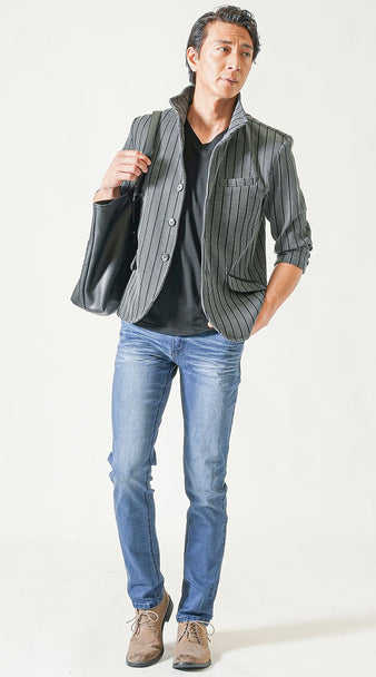 40代男性の休日スタイル。ジャケットとデニムに黒のトートバッグを合わせた上品カジュアルコーデ