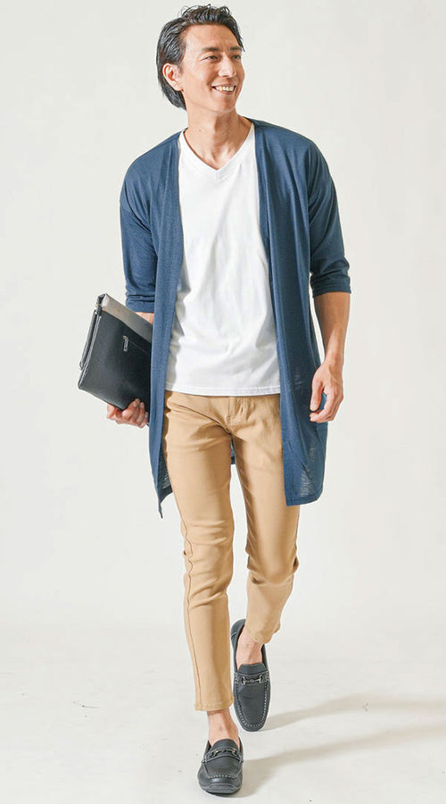 50代メンズ ネイビーロングカーディガンの上品な夏コーデ