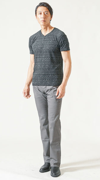 オシャレの幅を広げる!総柄スリムTシャツ