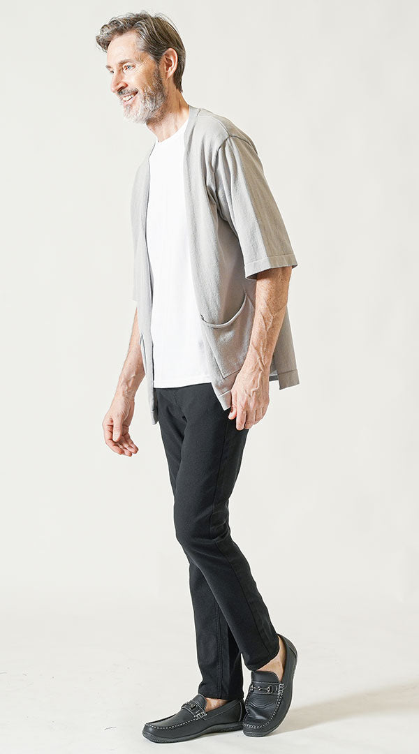 【60代】グレーカーディガン　白クルーネックTシャツ　黒チノパンツ　snp_nw1041