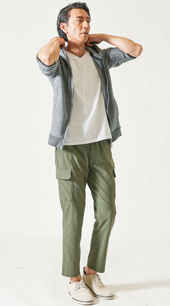 白Tシャツにカーキのカーゴパンツを合わせたメンズコーデ・大人のラフスタイルに最適