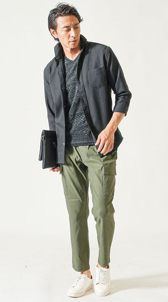 黒シャツ×カーキズボンのおしゃれなコーデ