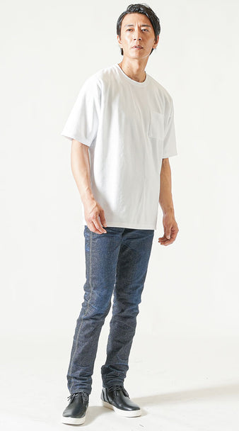 メンズにおすすめの白Tシャツと濃紺ジーンズで短足体型をカバーする夏コーデ