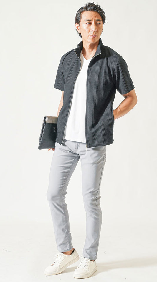黒ジャケット　白VネックTシャツ　グレーチノパンツ　白スニーカー　snp_nx1102