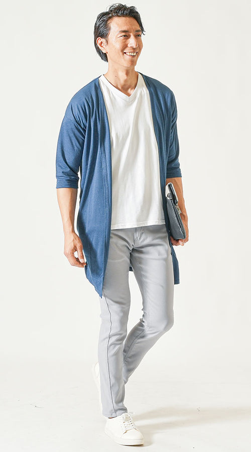 グレーパンツ×白Tシャツ×薄手カーディガンで清涼感を演出