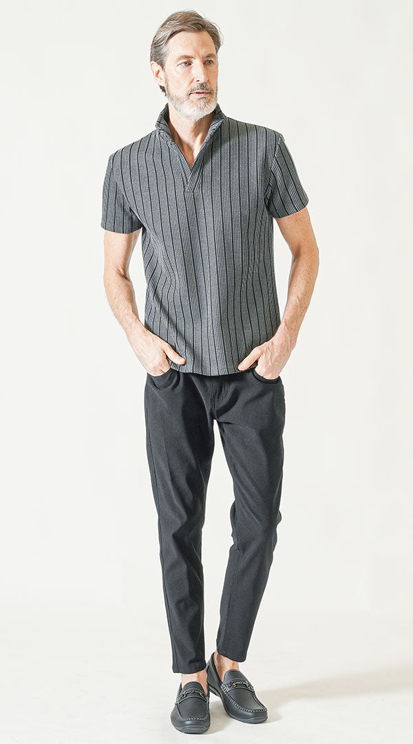 60代メンズ夏の3点コーデセット グレー半袖ポロシャツ×黒半袖VネックTシャツ×黒ストレッチアンクルチノパンツ