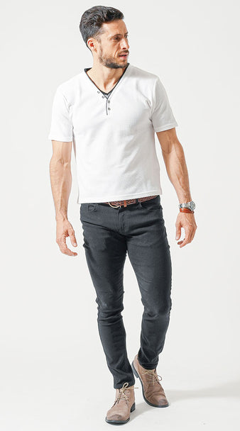 がっちり体型の男性が着こなす白Tと黒パンツの引き締めモノトーンコーデ