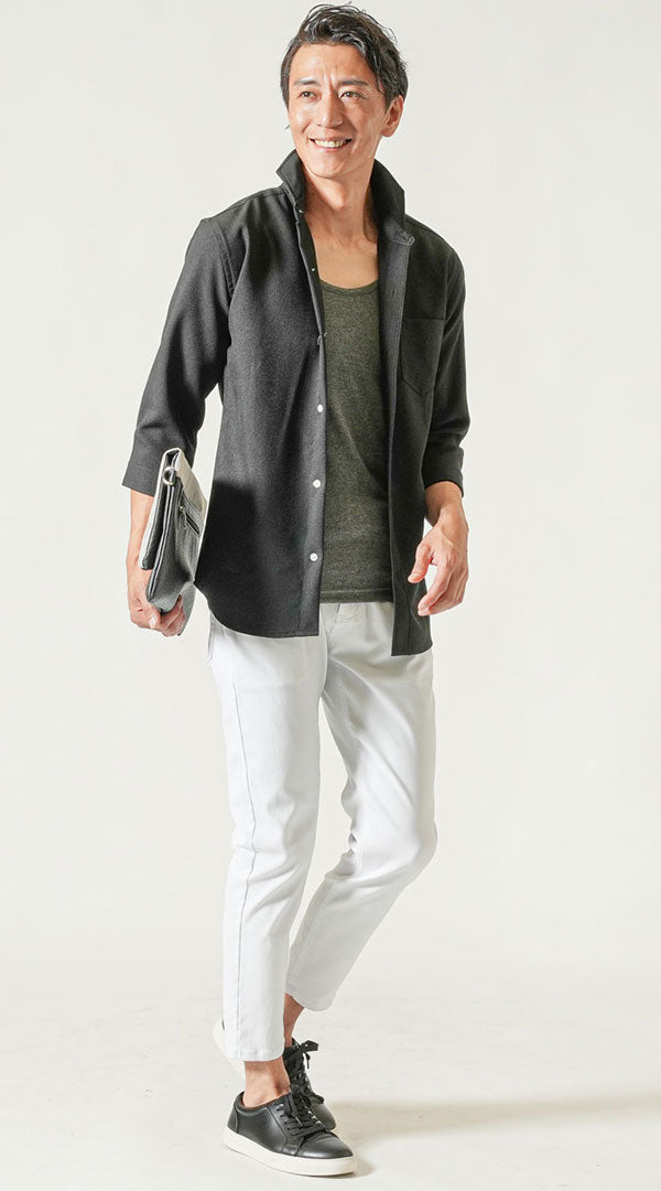 黒スニーカーと白パンツを合わせたメンズコーディネート