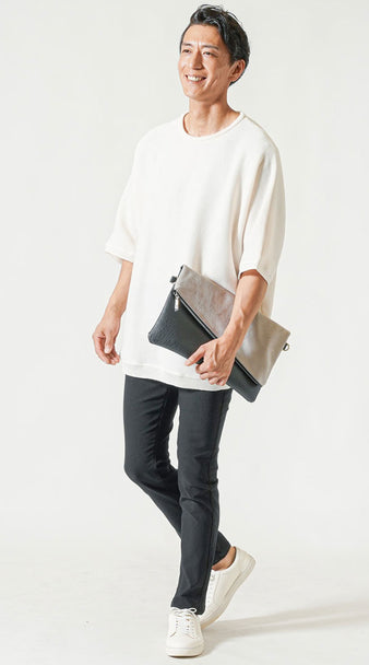 メンズにおすすめの五分袖ニットとクラッチバッグを合わせた夏のシンプルコーディネート
