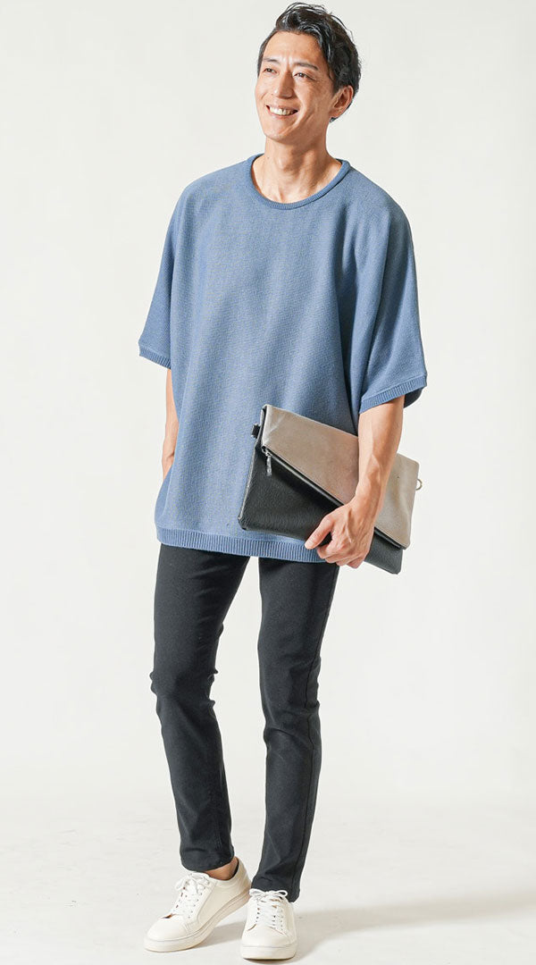 ダサ見えを回避するブルーオーバーサイズニットtシャツ×黒テーパードパンツコーデ