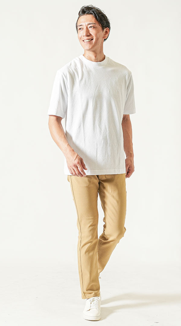 白Tシャツとベージュパンツを組み合わせた爽やかで清潔感のあるメンズコーデ