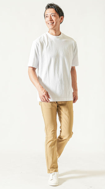 白Tシャツとベージュパンツを組み合わせた爽やかで清潔感のあるメンズコーデ